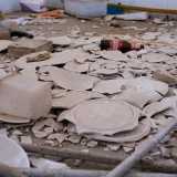 ...e di piatti in ceramica rotti in mille pezzi
